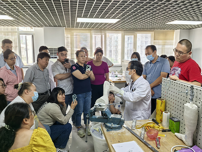 图为授课教师讲解修型技术要点
